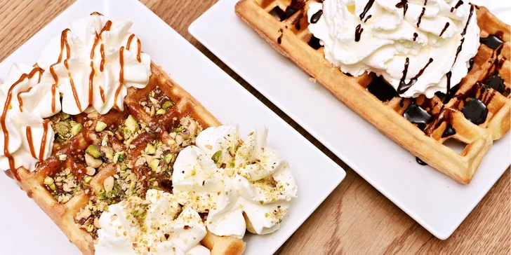Domácí bezlepková vafle zdobená ovocem, karamelem nebo zmrzlinou v Puro Gelato