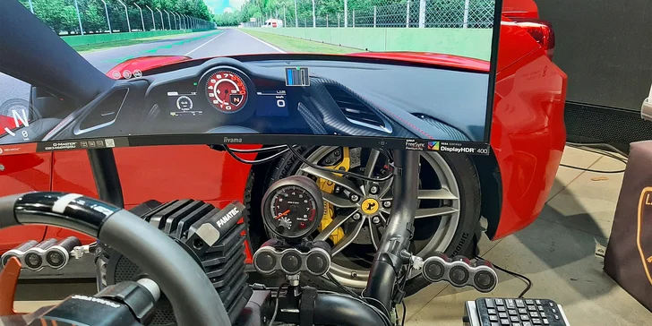 Závodní simulátory a VR realita: vstupy pro 1 i 2 osoby, oslava pro děti i VIP pronájem