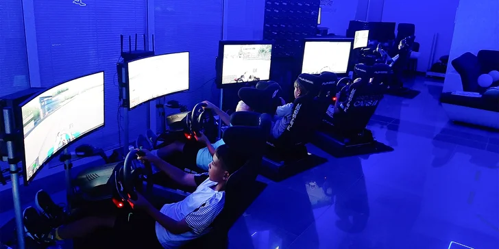 Závodní simulátory a VR realita: vstupy pro 1 i 2 osoby, oslava pro děti i VIP pronájem