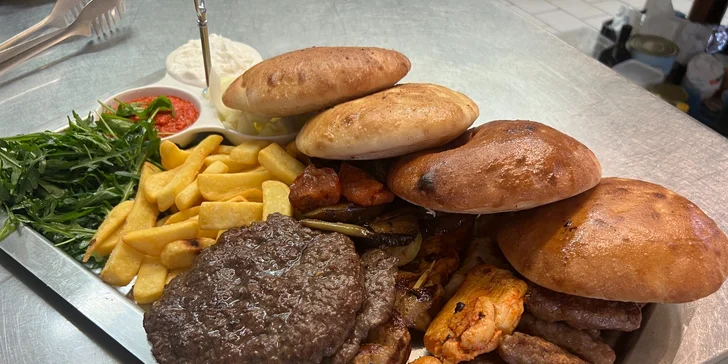 Voucher na 500 či 1 000 Kč na jídlo i nápoje v balkánské restauraci Balkaňeros