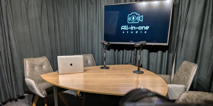 Nahrávání v kompletně vybaveném podcastovém studiu vč. střihu a editu
