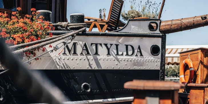 Pobyt v botelu Matylda**** na pražské náplavce: výhledy na Hrad a možnost snídaní