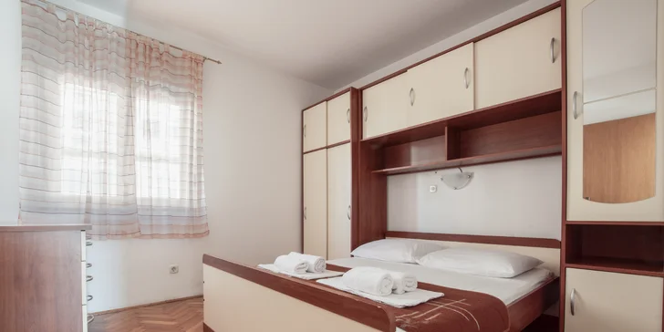 Chorvatská pohoda: pobyt v jednoduchém apartmánu na Omišské riviéře