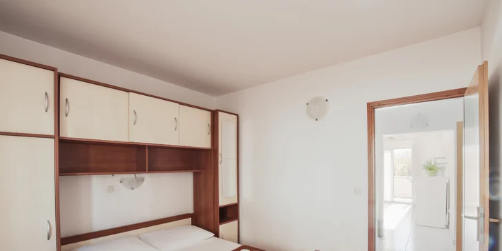 Chorvatská pohoda: pobyt v jednoduchém apartmánu na Omišské riviéře