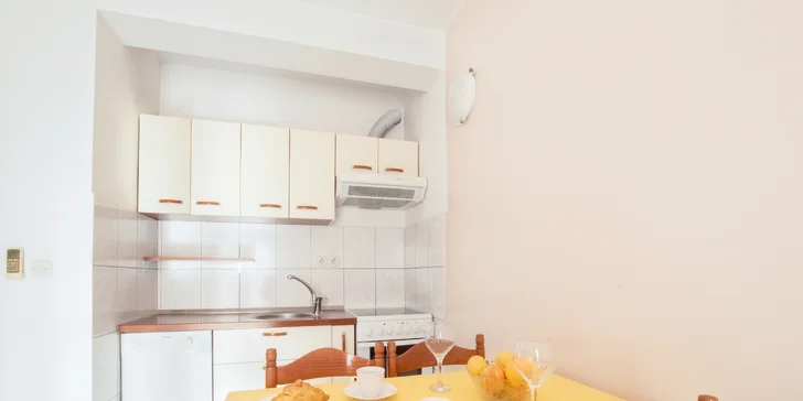 Chorvatská pohoda: pobyt v jednoduchém apartmánu na Omišské riviéře