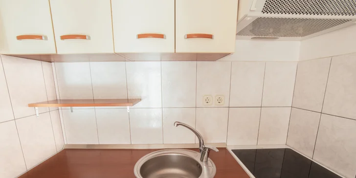 Chorvatská pohoda: pobyt v jednoduchém apartmánu na Omišské riviéře