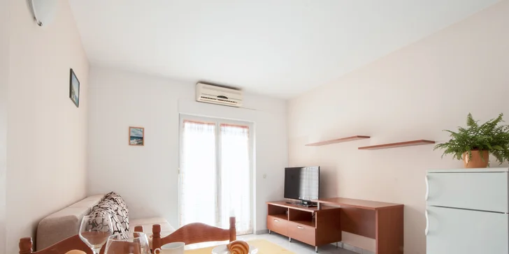 Chorvatská pohoda: pobyt v jednoduchém apartmánu na Omišské riviéře