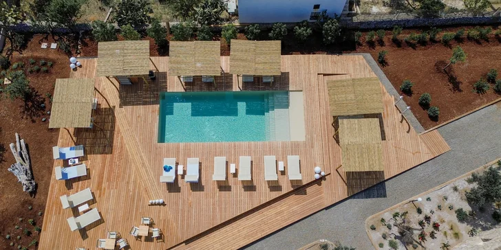 Dovolená v Apulii: hotel v olivovém háji blízko moře, snídaně a bazén
