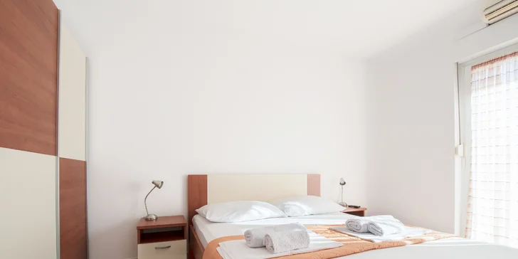 Chorvatská pohoda: pobyt v jednoduchém apartmánu na Omišské riviéře