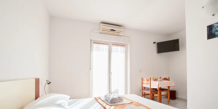 Chorvatská pohoda: pobyt v jednoduchém apartmánu na Omišské riviéře