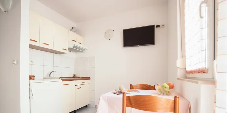 Chorvatská pohoda: pobyt v jednoduchém apartmánu na Omišské riviéře