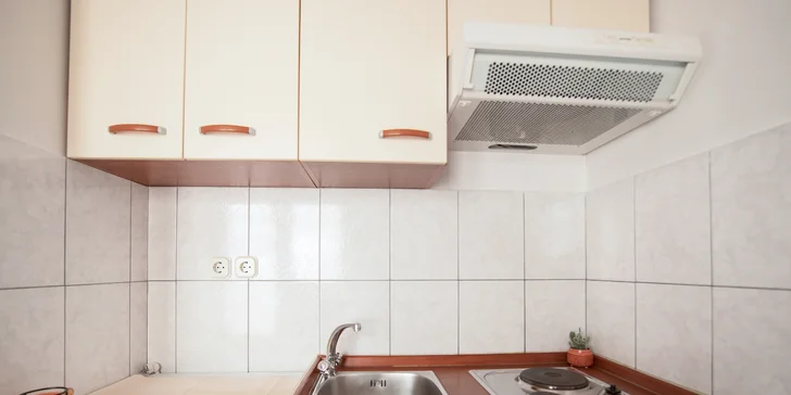 Chorvatská pohoda: pobyt v jednoduchém apartmánu na Omišské riviéře