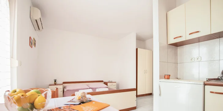 Chorvatská pohoda: pobyt v jednoduchém apartmánu na Omišské riviéře
