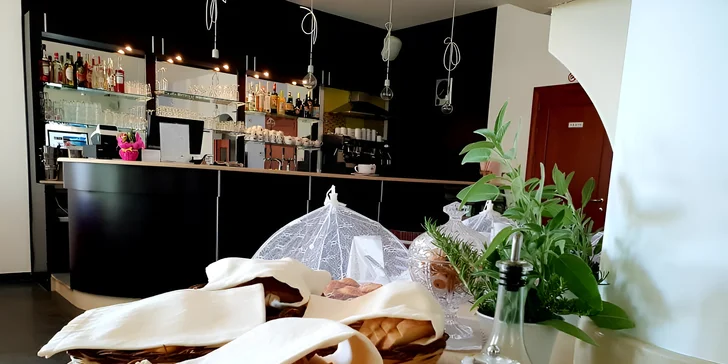 Dovolená v Apulii: hotel v olivovém háji blízko moře, snídaně a bazén