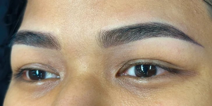 Permanentní make-up: obočí pudrovou či vláskovací metodou nebo rty akvarelovou metodou