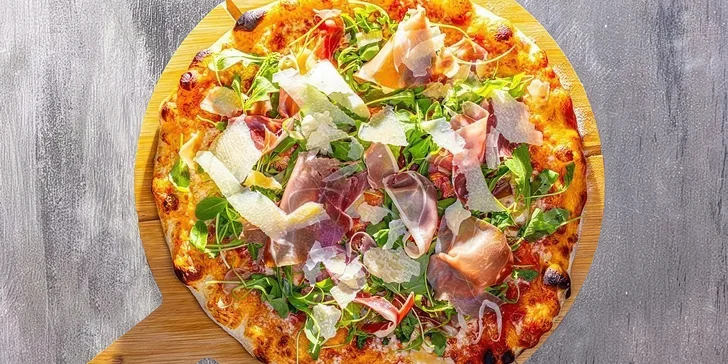 Zažijte chutě Itálie: křupavá pizza dle výběru pro 1, 2 nebo 4 strávníky