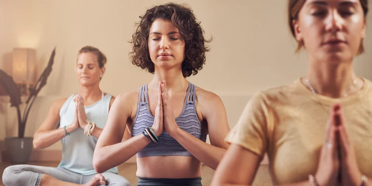 Měsíční členství do White Sage Therapy: jóga s infračerveným světlem, pilates i Wim Hof
