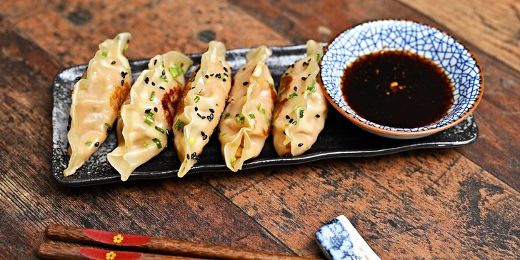 Degustační cesta po Japonsku i s vínem pro dva: plněné knedlíčky, ramen a mochi
