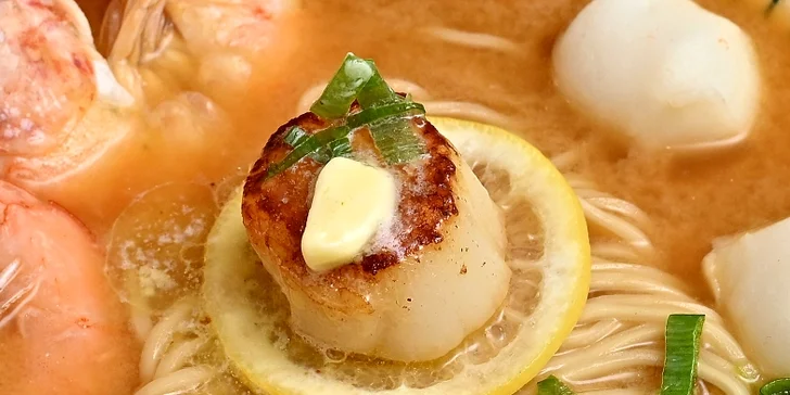 Degustační cesta po Japonsku i s vínem pro dva: plněné knedlíčky, ramen a mochi