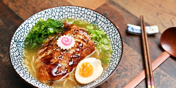 Degustační cesta po Japonsku i s vínem pro dva: plněné knedlíčky, ramen a mochi