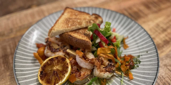 Tříchodové menu s candátem, jelenem či kozím sýrem pro 2 osoby