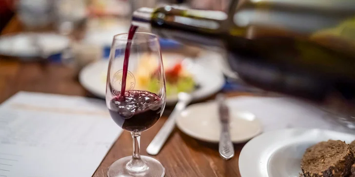 Degustace víc než 7 druhů vín snoubených s čokoládou ve Františkánském klášteře