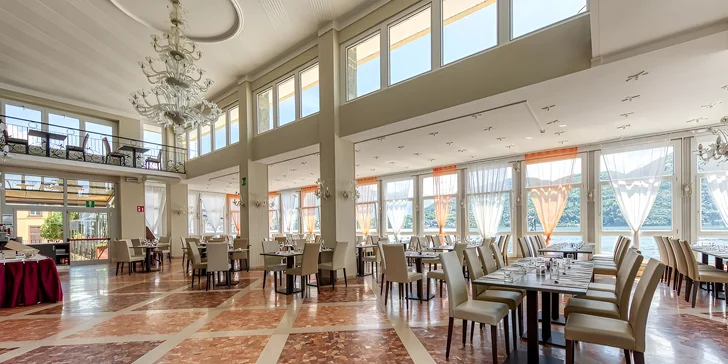 Lago di Como: hotel přímo na břehu jezera, polopenze i venkovní bazén