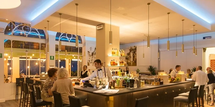Lago di Como: hotel přímo na břehu jezera, polopenze i venkovní bazén
