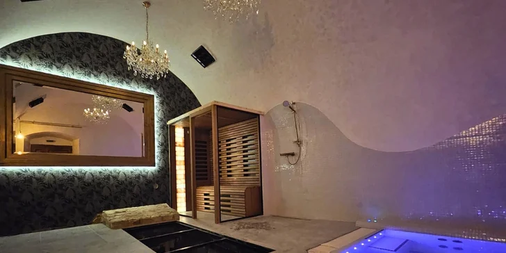 Bylinná koupel, sauna, wellness i čtyřchodová večeře s vínem pro 2 osoby