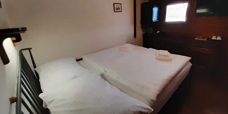 Pobyt v botelu Matylda**** na pražské náplavce: výhledy na Hrad a možnost snídaní