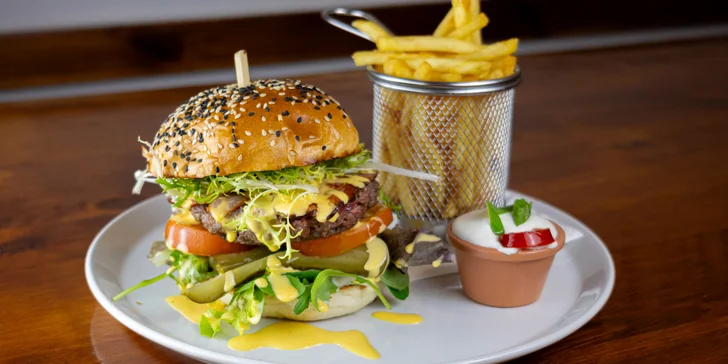 Bacon burger menu s hranolky a malinovkou pro jednoho i dva v restauraci U Dvou pupků