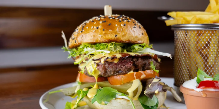 Bacon burger menu s hranolky a malinovkou pro jednoho i dva v restauraci U Dvou pupků