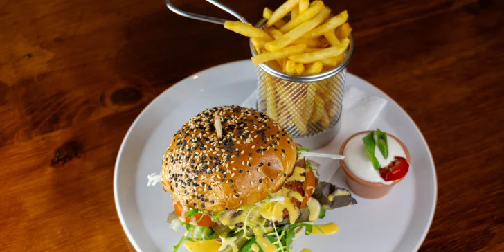 Bacon burger menu s hranolky a malinovkou pro jednoho i dva v restauraci U Dvou pupků