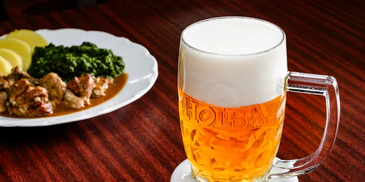 Nálož pro milovníky masa: vepřové i kuřecí řízečky, přílohy a pivo Holba pro 2 i 4 osoby