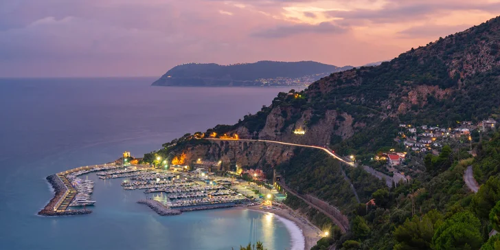 Pohoda v Itálii: 3* hotel nedaleko pláže v letovisku Alassio, snídaně nebo polopenze, bazén