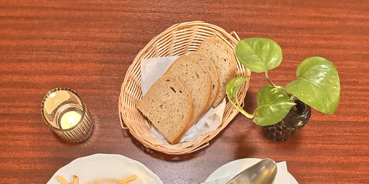 Nálož pro milovníky masa: vepřové i kuřecí řízečky, přílohy a pivo Holba pro 2 i 4 osoby