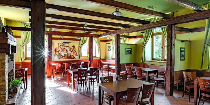 Nálož pro milovníky masa: vepřové i kuřecí řízečky, přílohy a pivo Holba pro 2 i 4 osoby