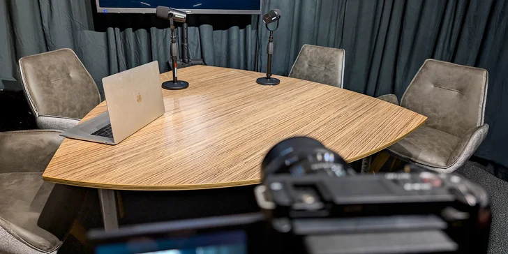 Nahrávání v kompletně vybaveném podcastovém studiu vč. střihu a editu