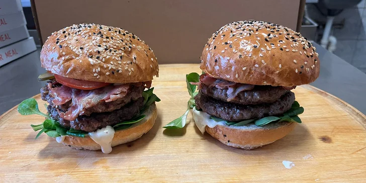Klasické i dvojité burgery: 6 druhů na výběr, menu s hranolky a nápojem a rozvoz po Opavě zdarma