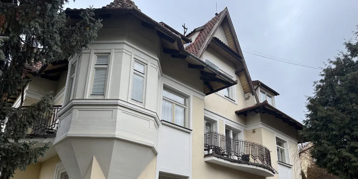 Klid a pohoda v Luhačovicích: tradiční hotel se snídaní, v blízkosti kolonáda i plovárna