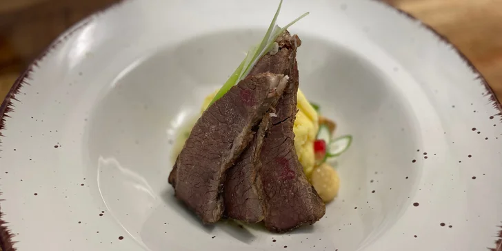 Tříchodové menu s candátem, jelenem či kozím sýrem pro 2 osoby