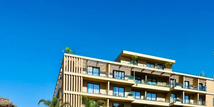 Luxusní pobyt v Albánii: 5* Hotel Regina Palm Resort, all inclusive i oblázková pláž 20 m od hotelu