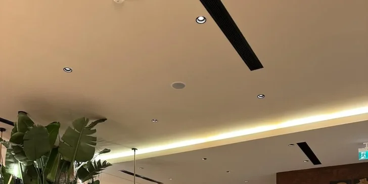 Luxusní pobyt v Albánii: 5* Hotel Regina Palm Resort, all inclusive i oblázková pláž 20 m od hotelu