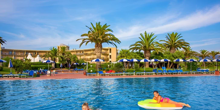 Dovolená na Sardinii: 4* rodinný hotel u pláže s all inclusive light, 3 bazény, animace