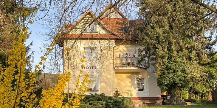 Klid a pohoda v Luhačovicích: tradiční hotel se snídaní, v blízkosti kolonáda i plovárna