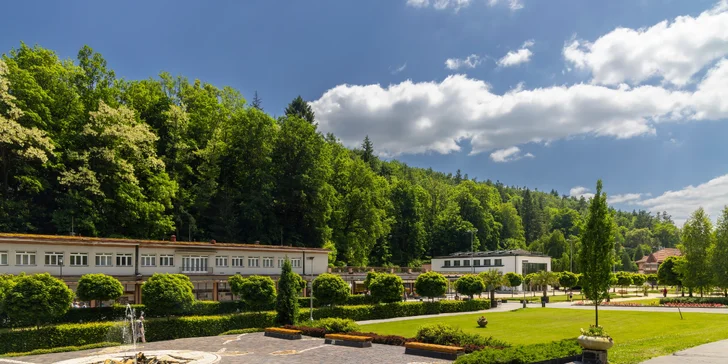 Klid a pohoda v Luhačovicích: tradiční hotel se snídaní, v blízkosti kolonáda i plovárna