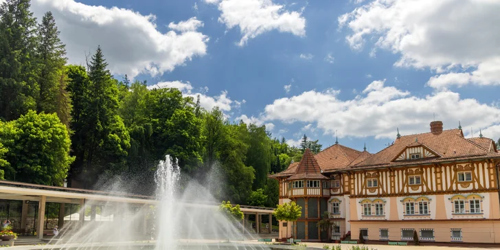 Klid a pohoda v Luhačovicích: tradiční hotel se snídaní, v blízkosti kolonáda i plovárna