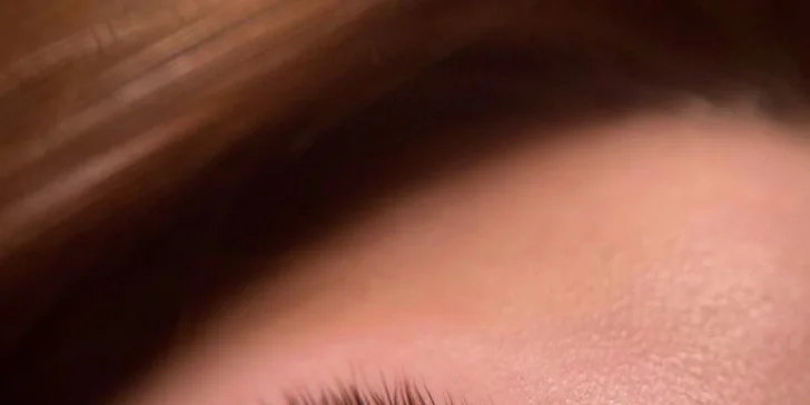 Smyslné řasy a obočí: lash lifting či laminace obočí i včetně barvení
