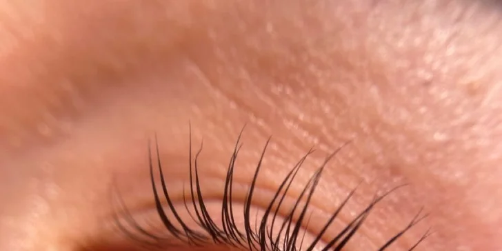Smyslné řasy a obočí: lash lifting či laminace obočí i včetně barvení