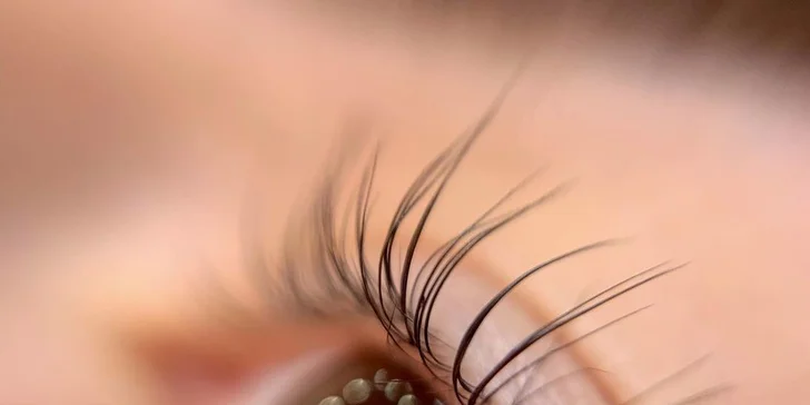 Smyslné řasy a obočí: lash lifting či laminace obočí i včetně barvení